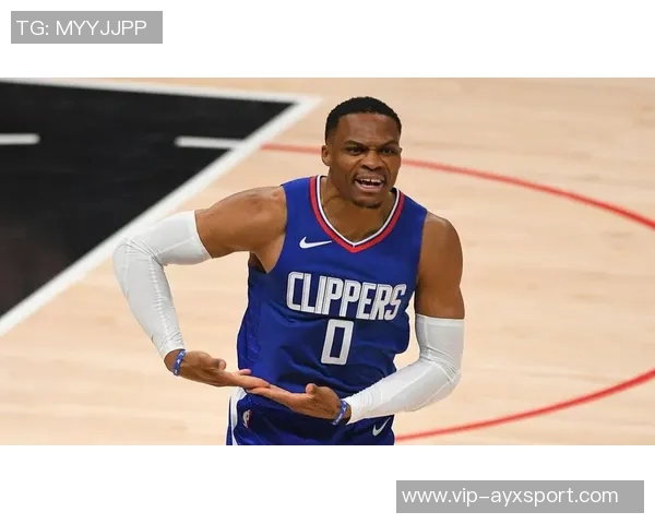 布克称赞吉莱斯皮影响力显著威少防守表现出色训练刻苦