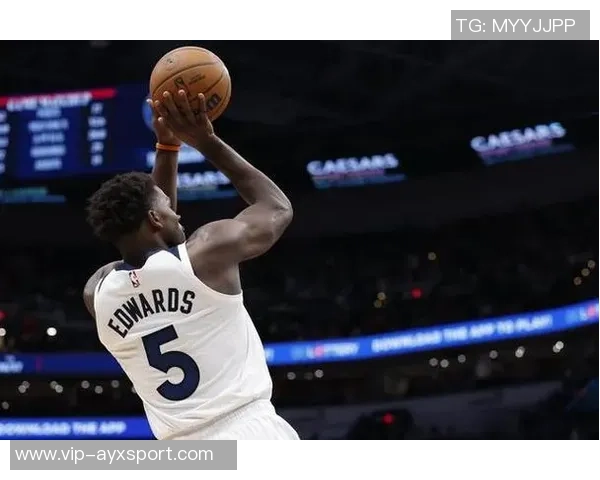 爱德华兹状态低迷半场仅得6分失误频繁表现不佳需调整状态